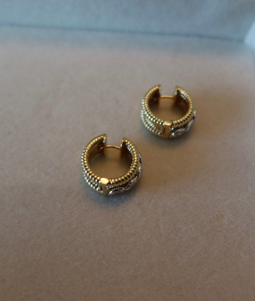 Fluted 18K yellow and white gold hoop earrings with natural pear diamonds