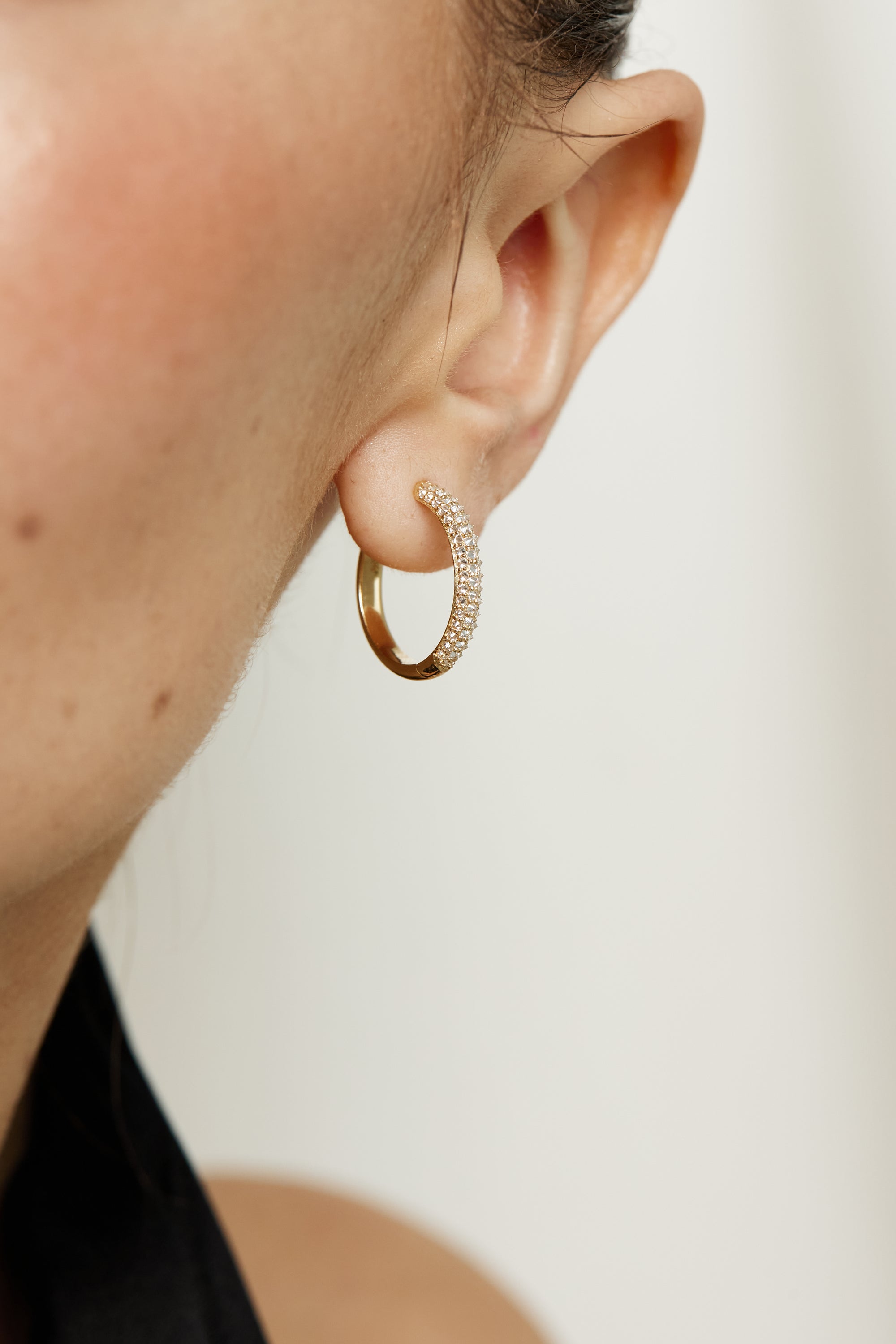 18K yellow gold hoop earrings with Canadian diamonds